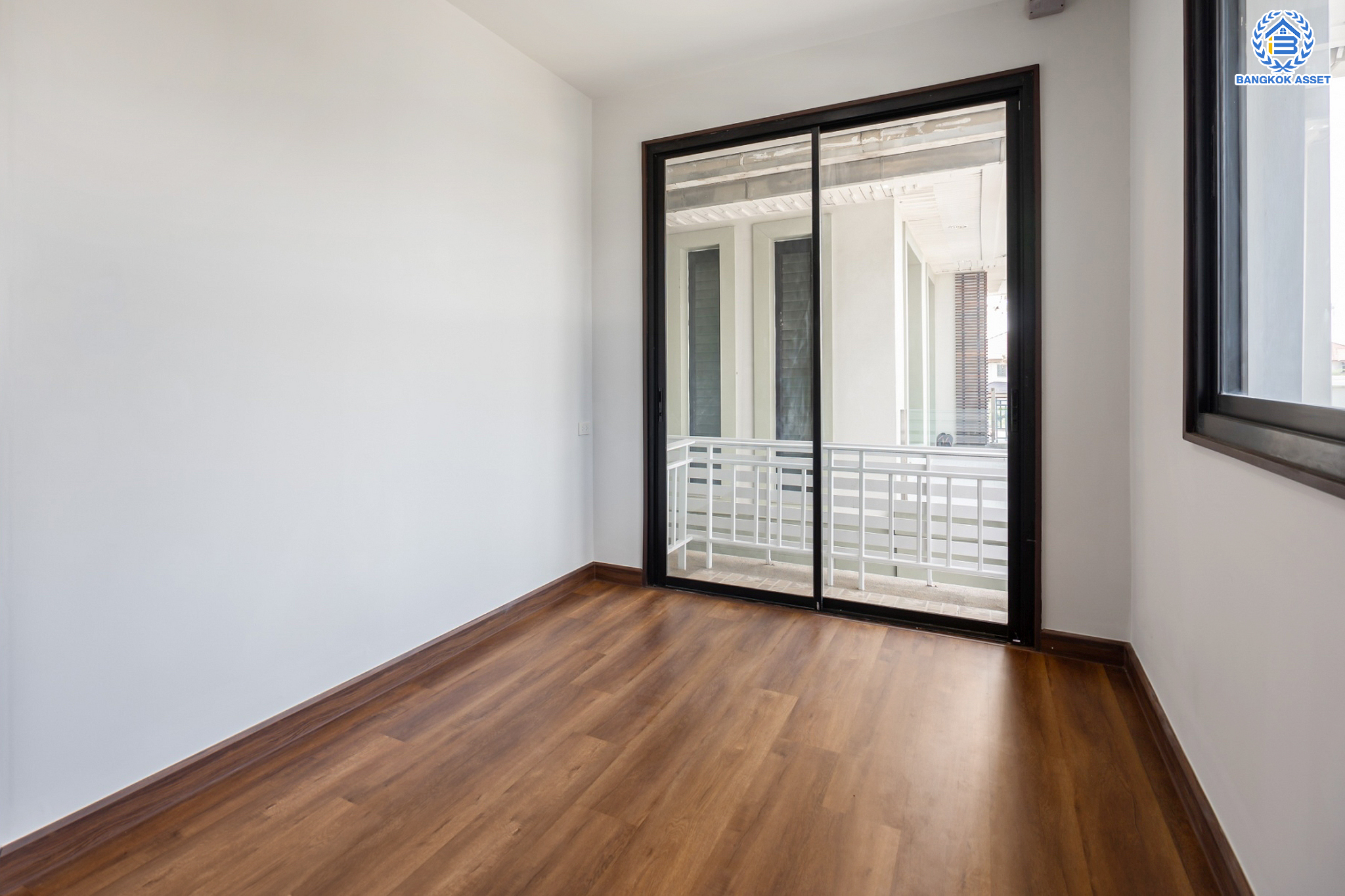 บ้านมือสองตกแต่งใหม่ ม.นราวัลล์ เกษตร-นวมินทร์ บ้านเดี่ยวหลังมุม เนื้อที่ 54.2 ตร.ว. ฟังก์ชันรวม 4 ห้องนอน 3 ห้องน้ำ 1 ห้องอเนกประสงค์ จอดรถได้ 2 คัน กว้างขวาง Built in Furniture พร้อมทุกการใช้งาน บนทำเลใจกลางเมือง! เชื่อมต่อทั้ง ถนนนวมินทร์, ถนนนวลจันทร์, ถ.ลาดพร้าว, ถ.รามอินทรา ใกล้ The Walk เกษตรนวมินทร์, ทางด่วนรามอินทรา และรถไฟฟ้าสายสีน้ำตาล "สถานีนวลจันทร์"